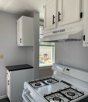 4th image of 144 Lathrop Ave