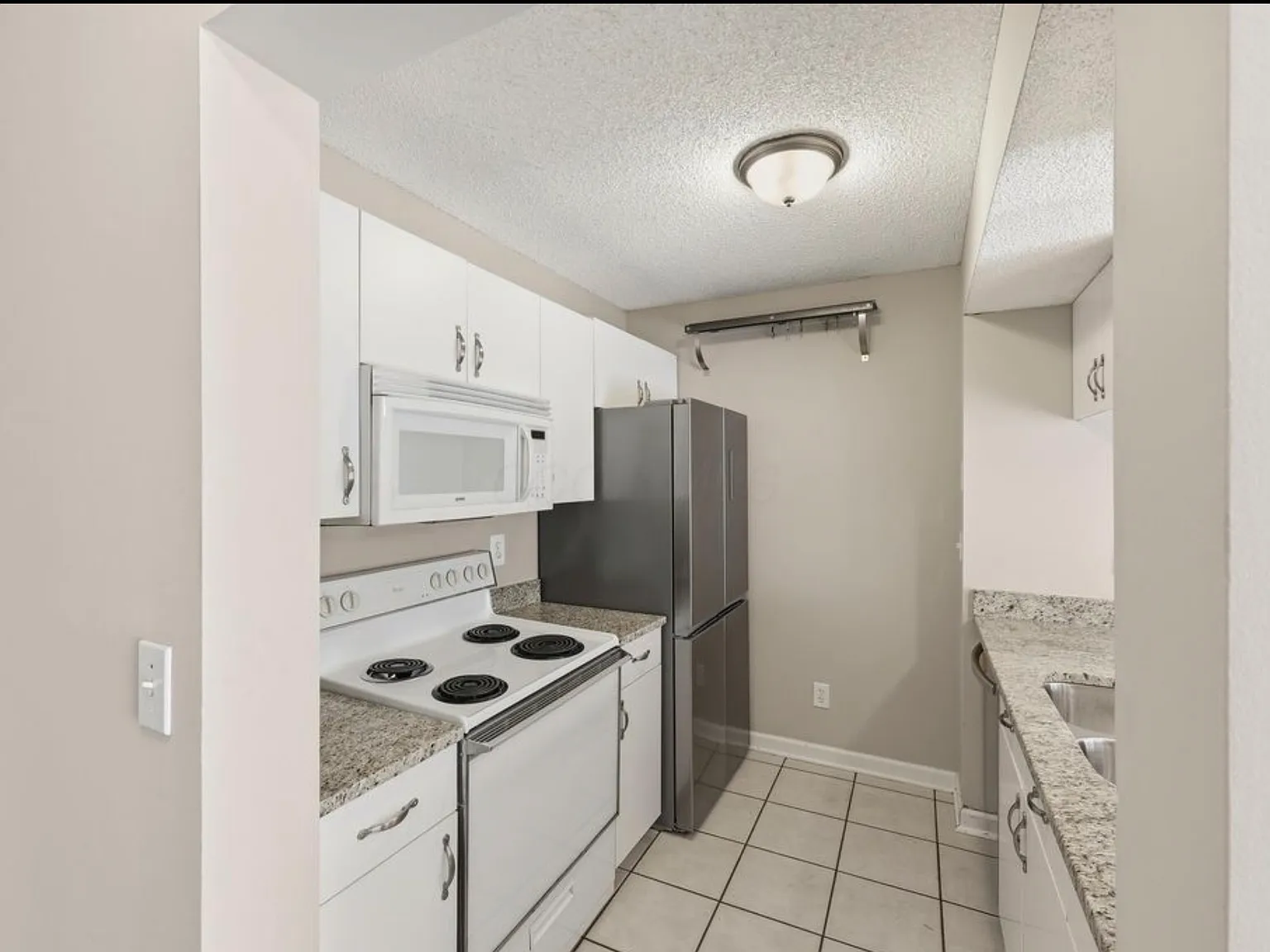 2 bed, 1024 sqft, $1,800 — Photo 3