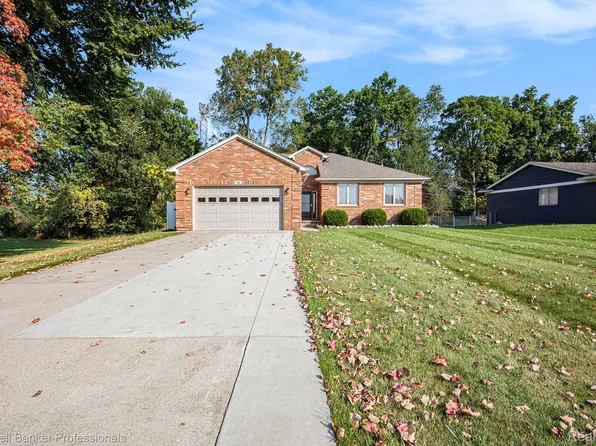 11 Hi Hill Dr, Lake Orion, MI 48360