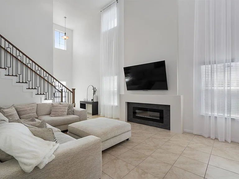 10308 Hatton Ln — Photo 5