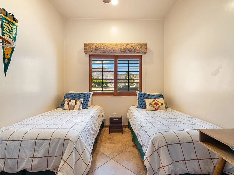 Bonus room - two twins, no closet