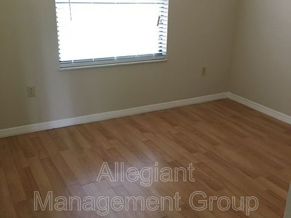 4th image of 380 Dundee Dr