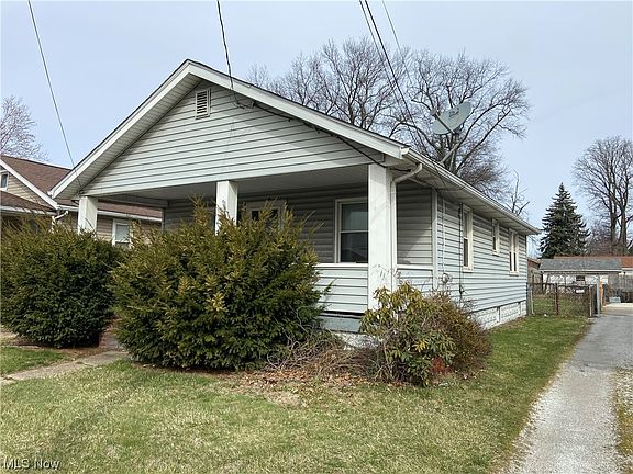 2nd image of 633 E Archwood Ave