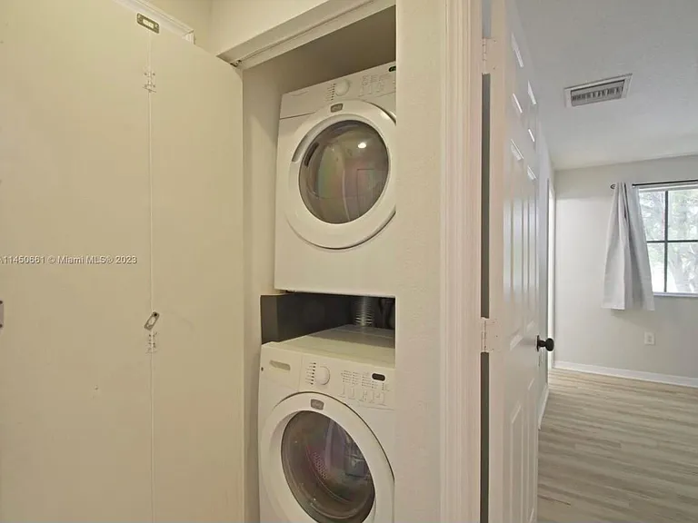 6030 SW 19th Pl — Photo 3