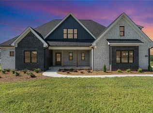 7601 Hawkins Ridge Dr, Stokesdale, NC 27357