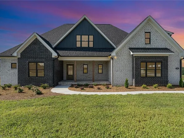 7601 Hawkins Ridge Dr, Stokesdale, NC 27357