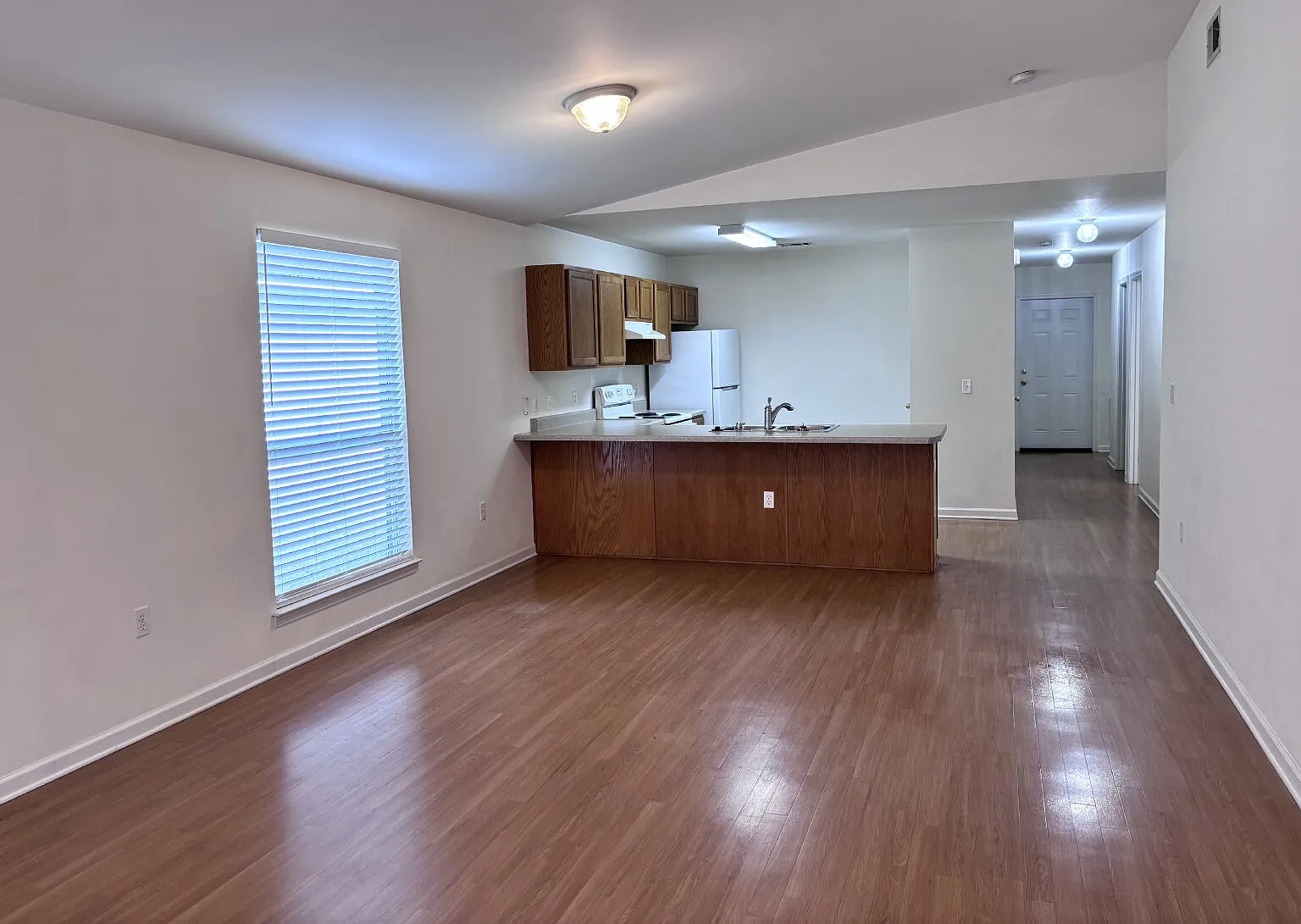 3 bed, 2.0 bath, 1460 sqft, $2,200 — Photo 4