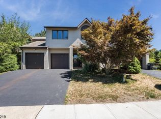 2 Hemlock Ct, Flemington, NJ 08822