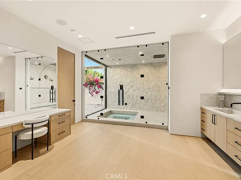 22924 Erwin St — Photo 32