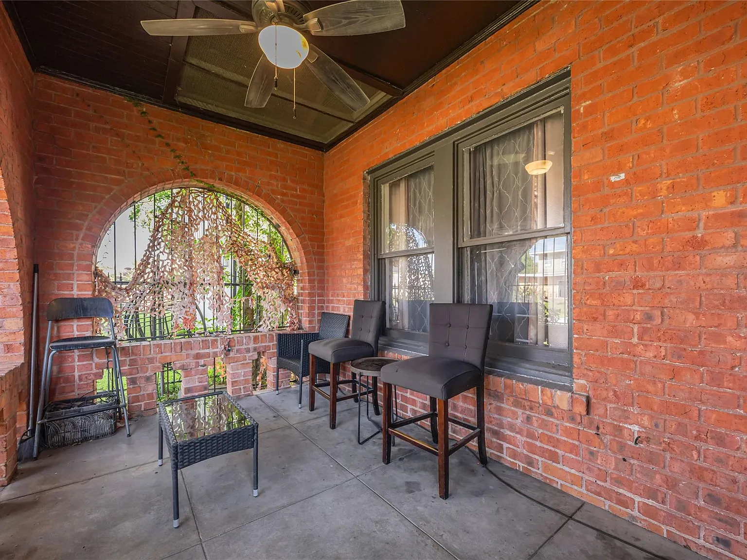 2 bed, 1.0 bath, 1242 sqft, $2,000 — Photo 2