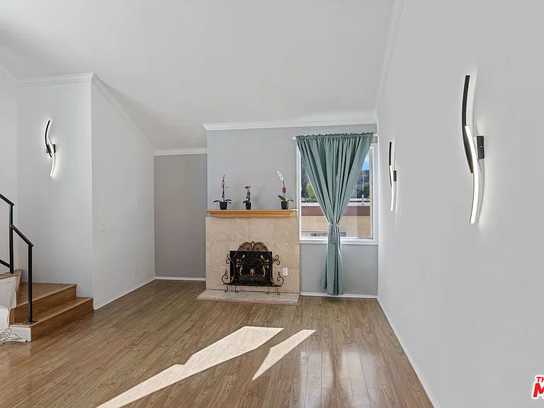 5325 Newcastle Ave #312 — Photo 2