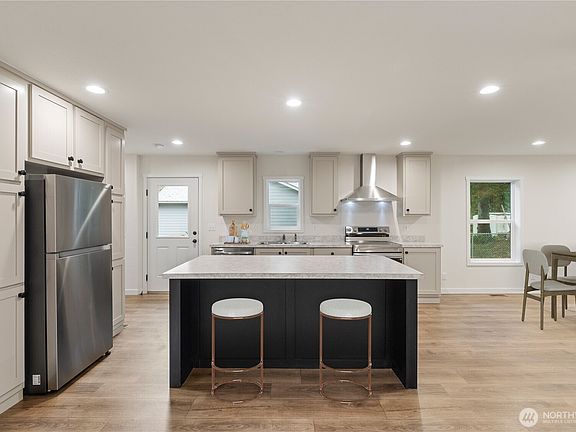 4th image of 390 Mira Court SE