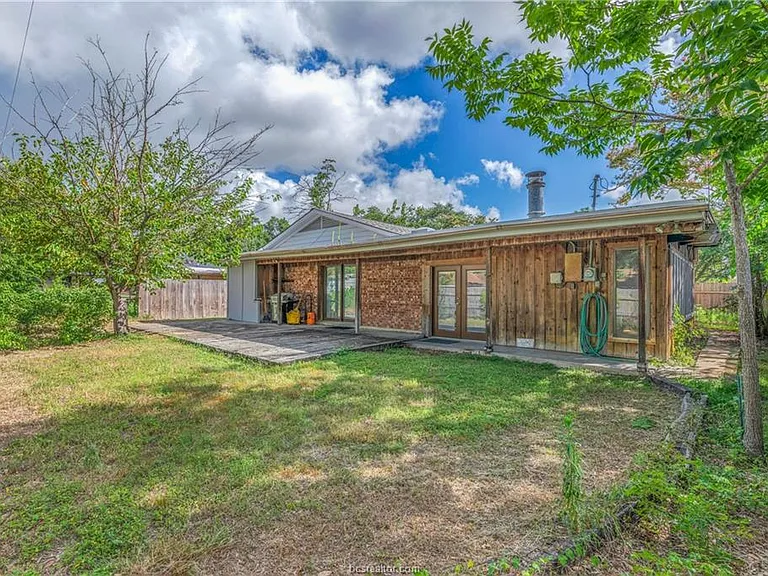 902 Holik Dr — Photo 18
