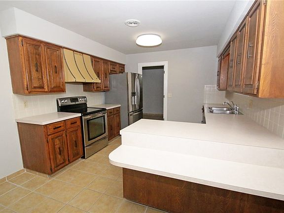 3rd image of 2811 Parkwood Dr