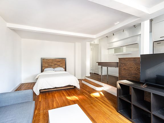 4th image of 200 W 20th St APT 906