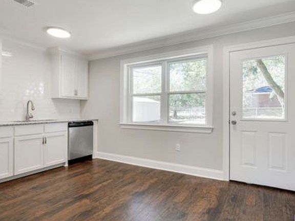 5th image of 7518 Meadow Park Ave
