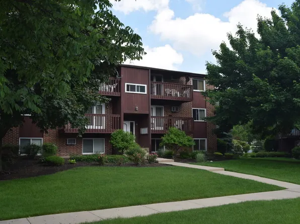 669 Daisy Ln APT 303, Roselle, IL 60172