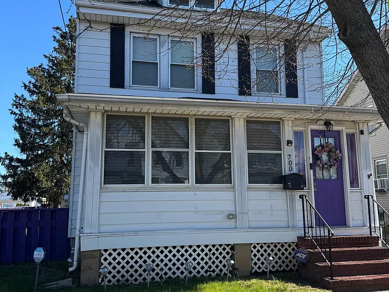 700 Schiller Ave — Photo 2