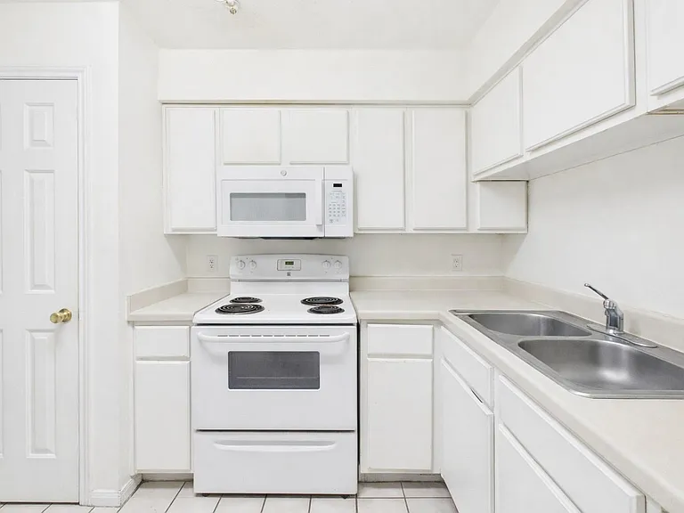 501 W 26th St #314 — Photo 14