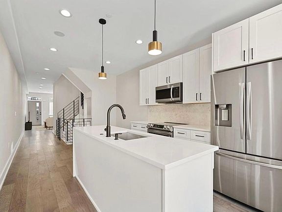 4th image of 151 E Cumberland St