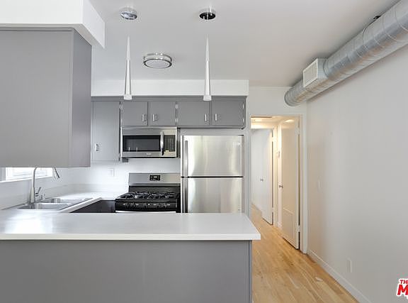 5th image of 35 Ozone Ave APT 1