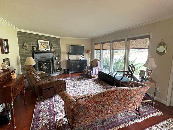 3rd image of 209 Yates St