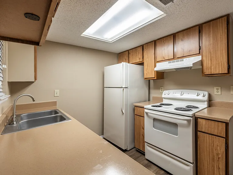 Sutton House Apartments — Photo 31