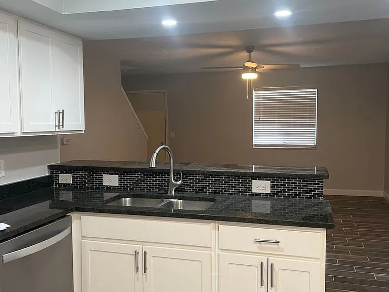 3240 Summerhill Ln — Photo 4