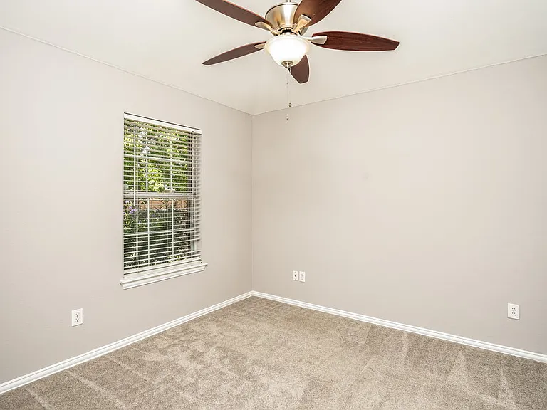 2504 Castle Ridge Dr — Photo 14