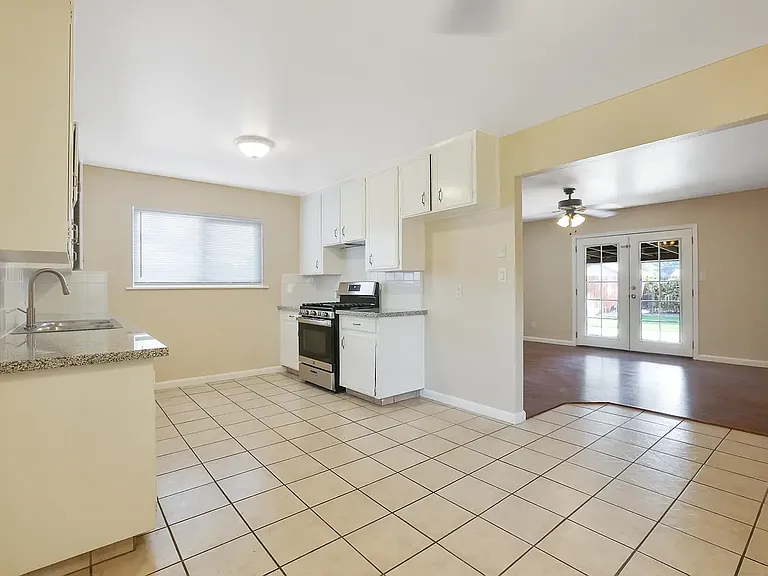 4335 W Tulare Ave — Photo 8