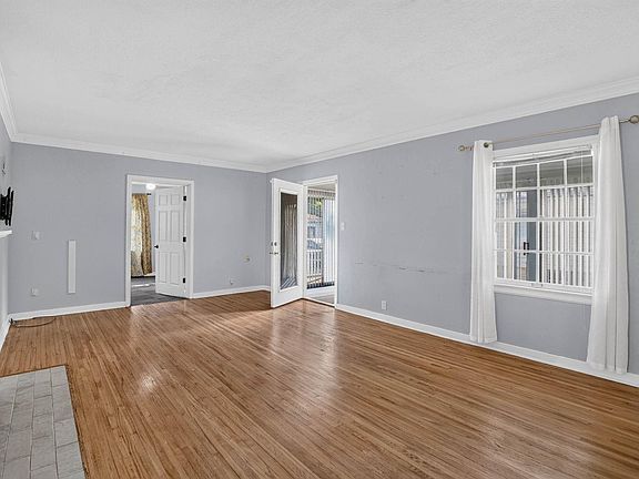 4th image of 135 Byron Ave