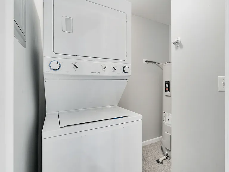 42 West Apartments — Photo 12