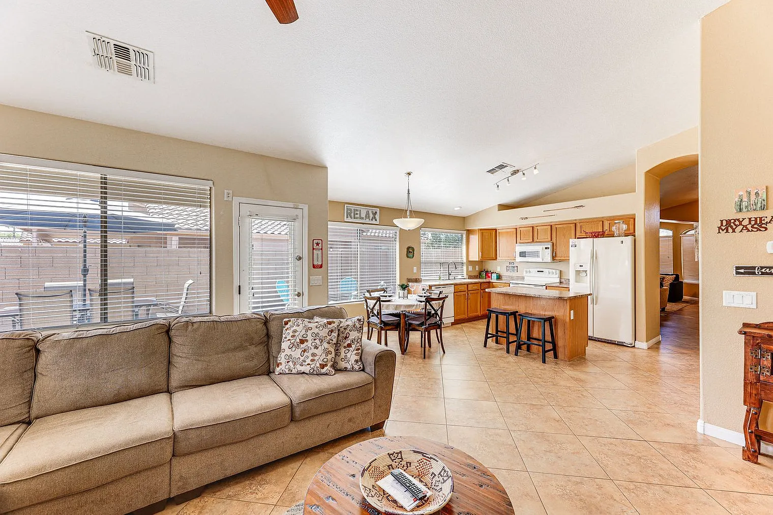 3 bed, 2.0 bath, 1689 sqft, $2,698 — Photo 3