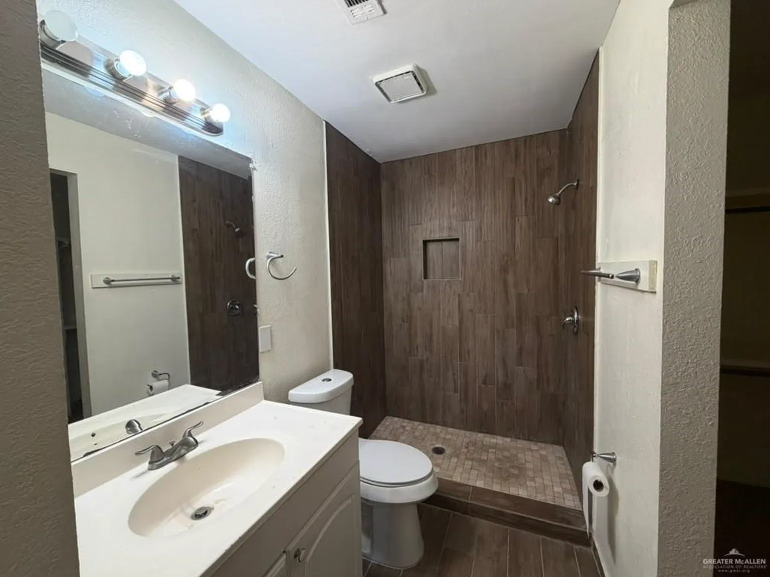 3 bed, 2.5 bath, 1626 sqft, $1,300 — Photo 4