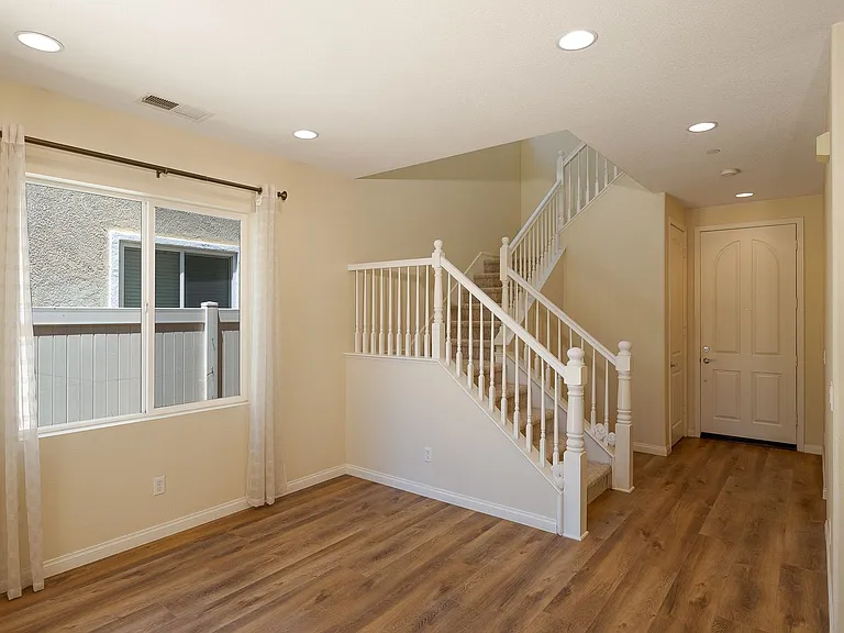326 Lakeview Ct — Photo 4