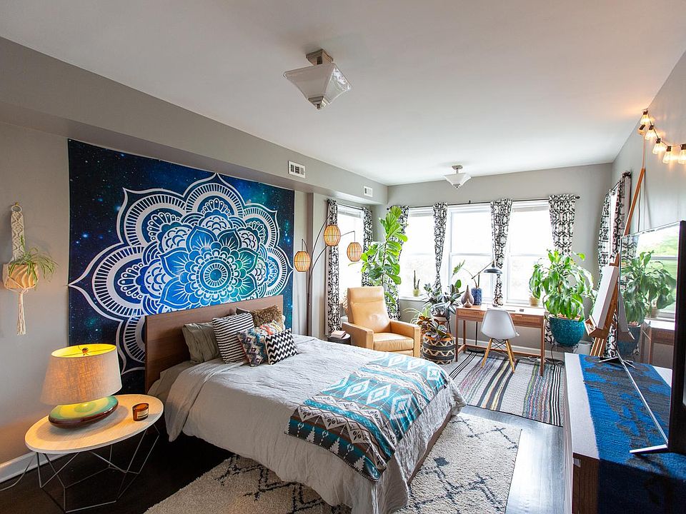 *Photo from previous tenant of large front bedroom*