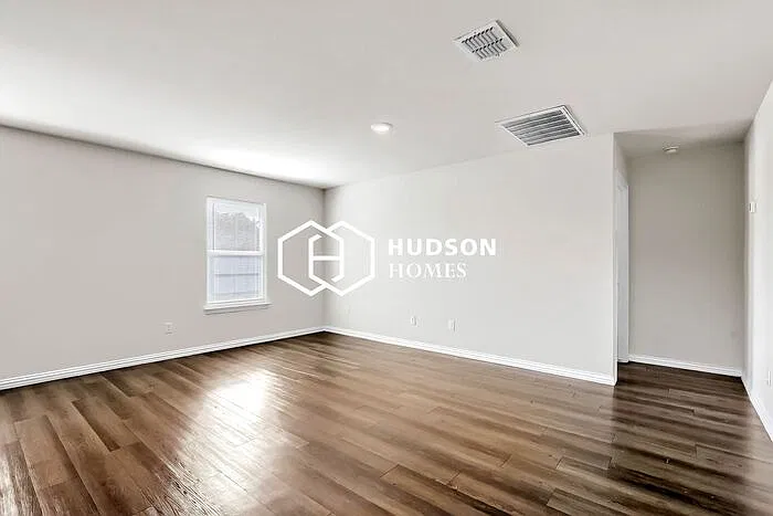 3 bed, 2.0 bath, 1298 sqft, $1,675 — Photo 3