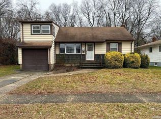34 Prospect St, Roosevelt, NY 11575