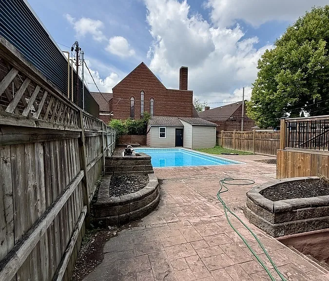 1677 Victoria Ave — Photo 65