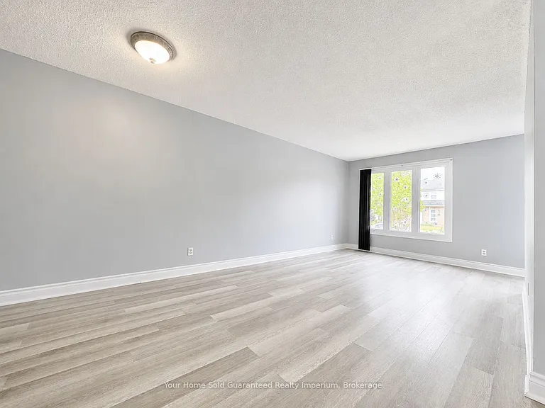 37 Mayfair Dr — Photo 4