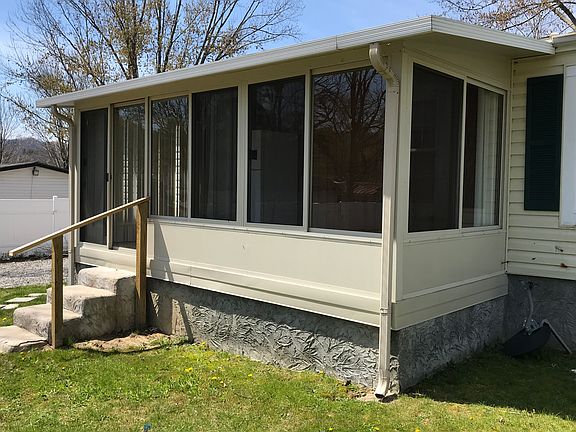 Sunroom in back of home