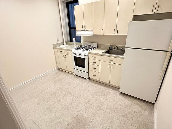 3rd image of 2328 31st Ave APT 4
