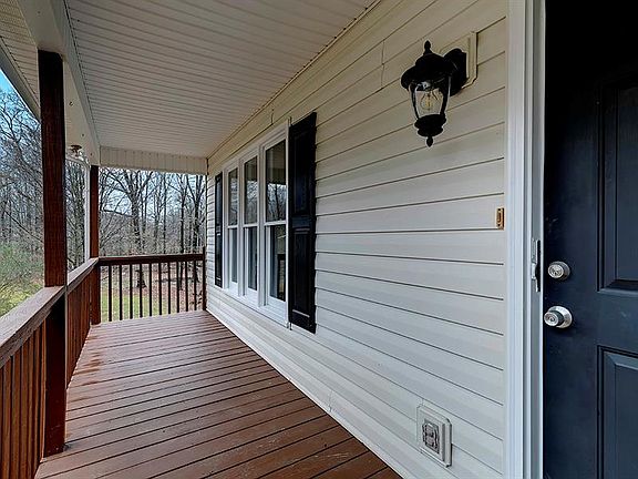 3rd image of 18 Oak Hill Way NE