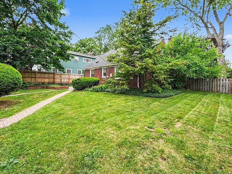 1616 Morton Ave — Photo 2