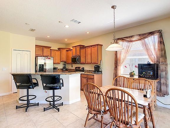 Kitchen & breakfast nook