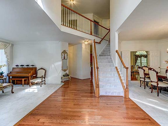 5th image of 9652 Sherman Oaks Ct