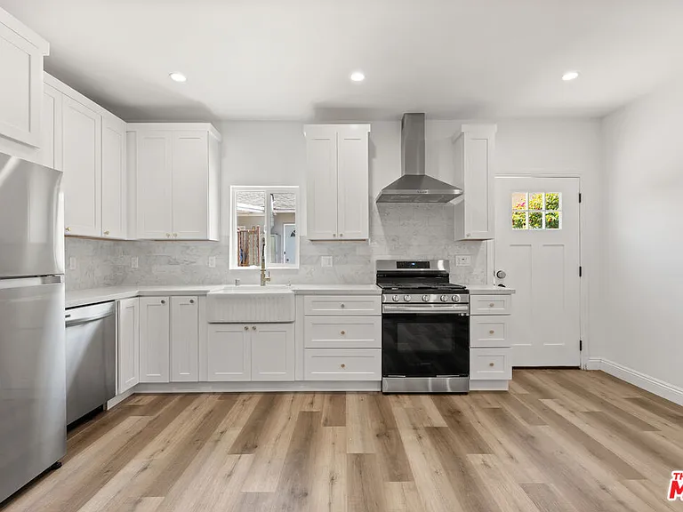 8017 Airlane Ave — Photo 5