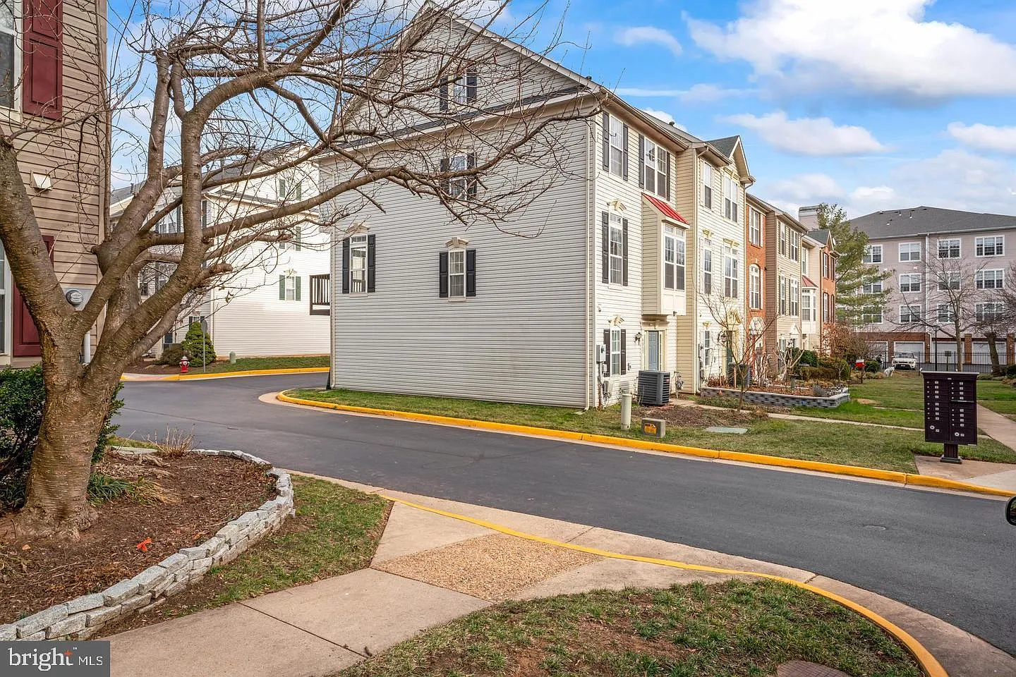4 bed, 2.5 bath, 1776 sqft, $3,400 — Photo 4