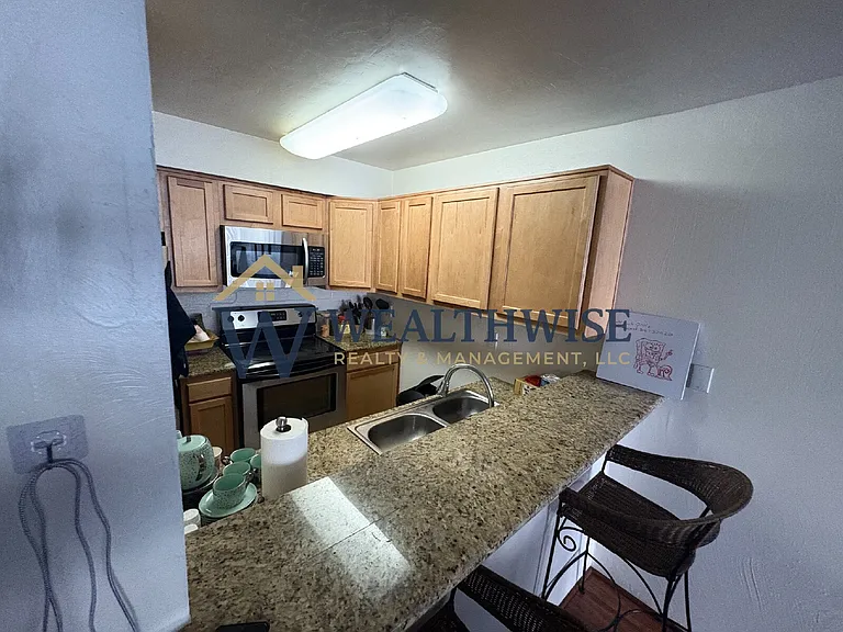 951 N Euclid Ave — Photo 3