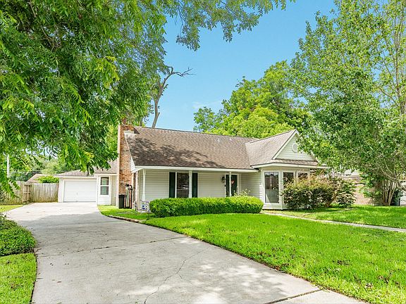 2nd image of 107 Mistletoe St